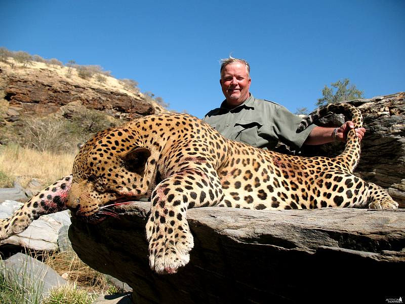 Levhart zabitý v Namibii. Levharti patří mezi ohrožená zvířata.