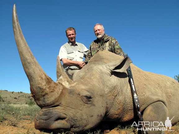 Nosorožec je kriticky ohrožen. Máte peníze a jste stejné hovado jako tihle na snímku? Pak můžete vyrazit na cestu do Afriky.
